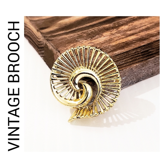 Vintage Jewelry - Vintage Goldtone Shell Design Brooch